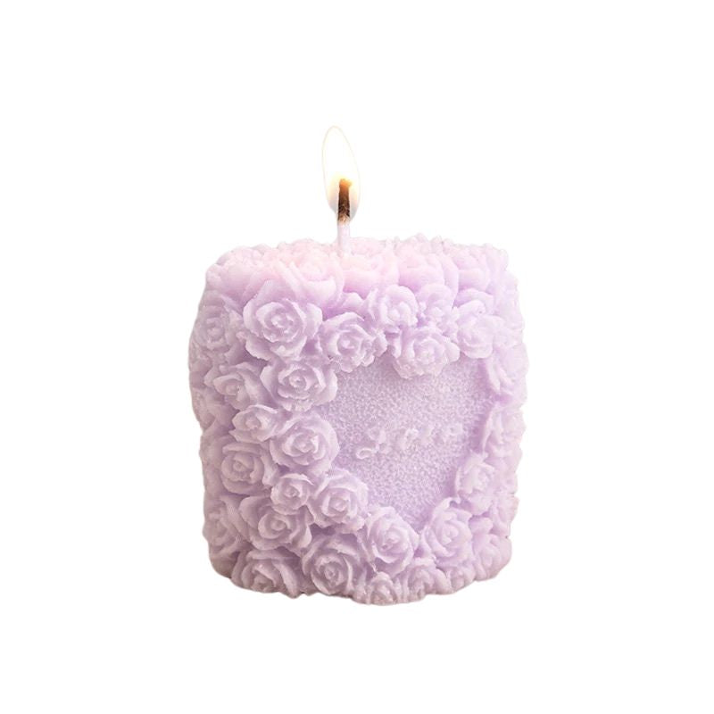 Bougie Pilier Élégance Romantique, de couleur violette et sur fond blanc.