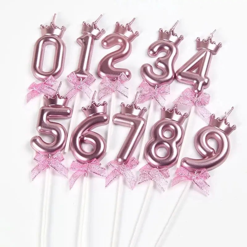 Bougie Rose Chic et Couronnée, il y a les chiffres de 0 à 9 sur fond blanc.