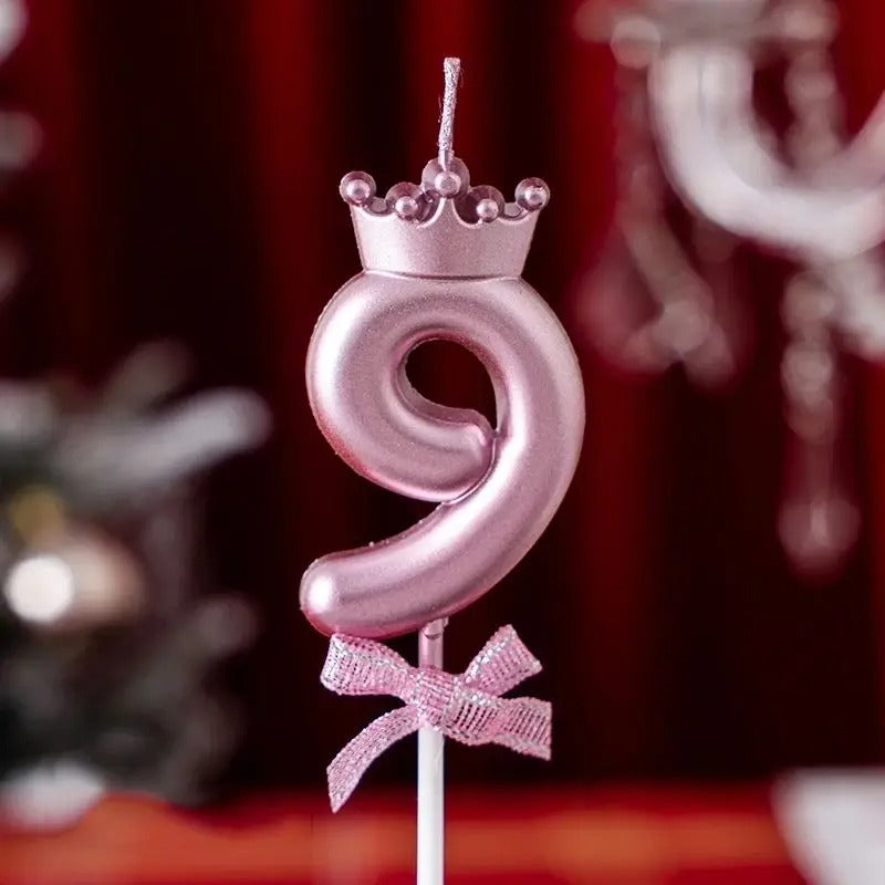 Bougie Rose Chic et Couronnée, le chiffre de la bougie est le 9.