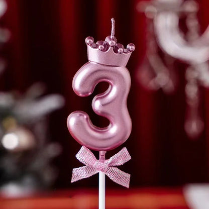Bougie Rose Chic et Couronnée, le chiffre de la bougie est le 3.