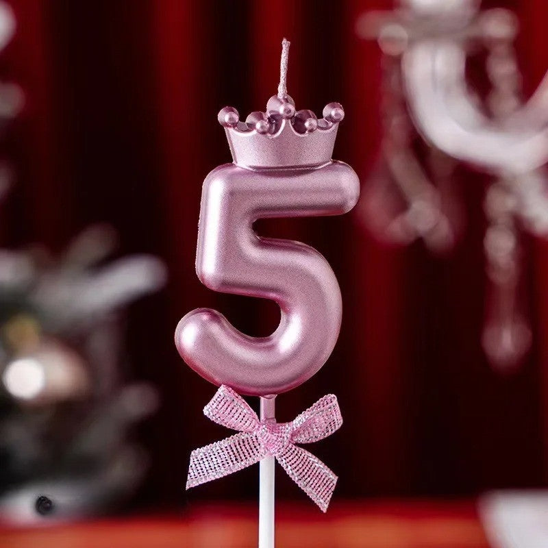 Bougie Rose Chic et Couronnée, le chiffre de la bougie est le 5.