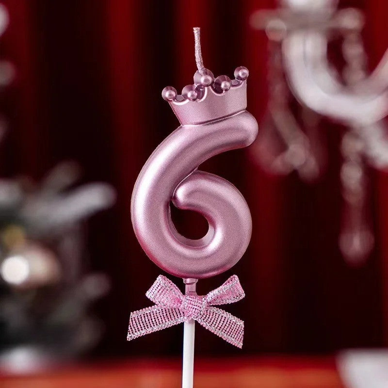 Bougie Rose Chic et Couronnée, le chiffre de la bougie est le 6.