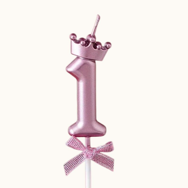 Bougie Rose Chic et Couronnée, le chiffre de la bougie est le 1 et sur fond beige clair.