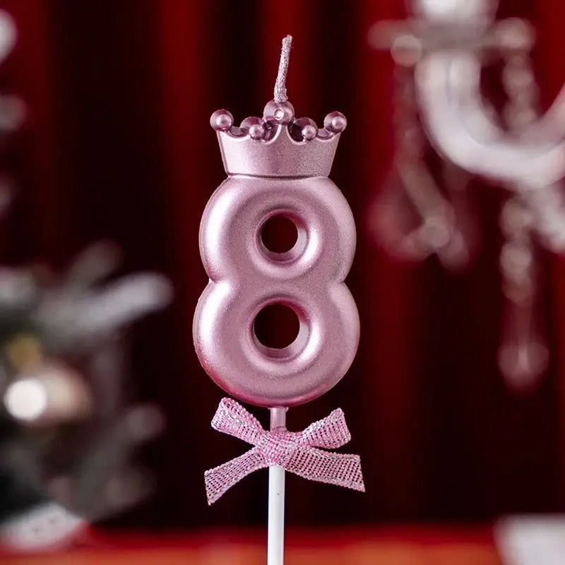Bougie Rose Chic et Couronnée, le chiffre de la bougie est le 8.