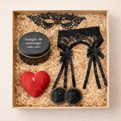 Bougie Saint Valentin Coffret Coquin, avec une bougie de massage, bougie en forme de coeur rouge, de la lingerie. Sur fond beige clair.