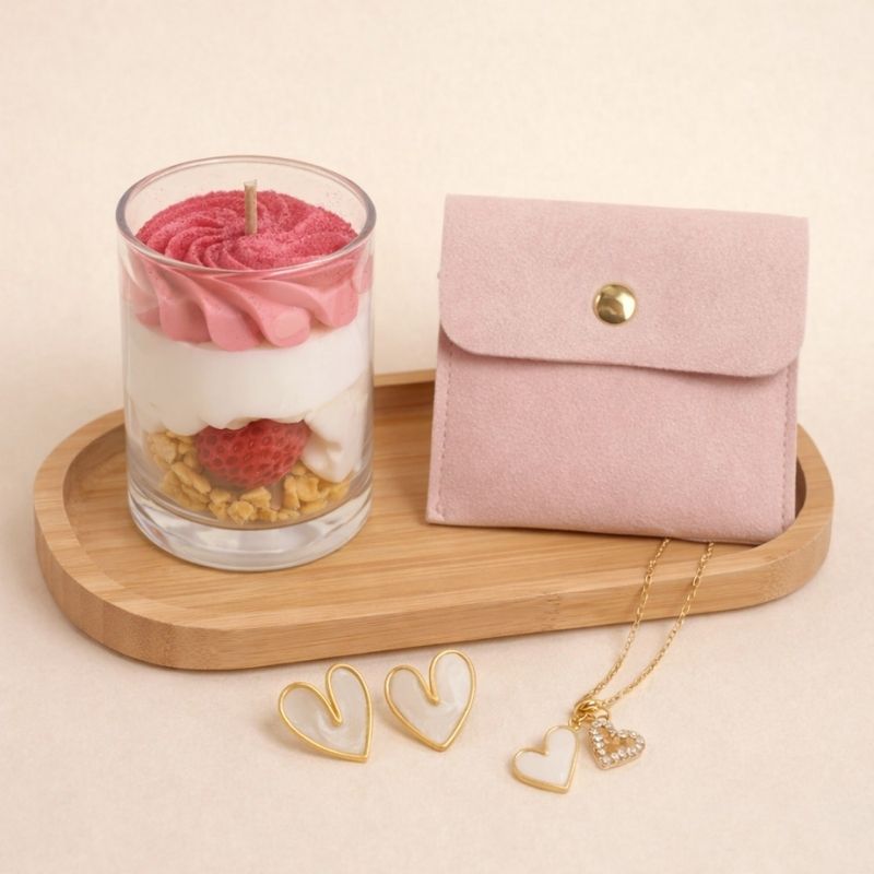 Bougie Saint Valentin Coffret Passion, il se compose, de bijoux, pochette, bougie et plateau en bois. Sur fond beige clair.