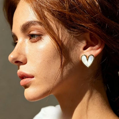 Bougie Saint Valentin Coffret Passion, un mannequin porte les boucles d'oreilles.