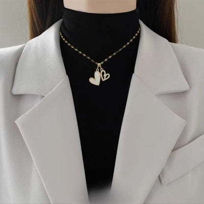 Bougie Saint Valentin Coffret Passion, un mannequin porte le collier en démonstration.