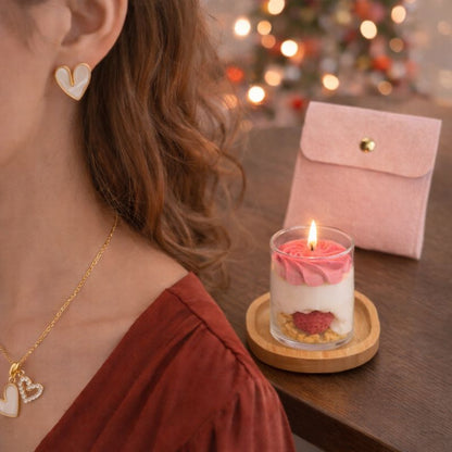 Bougie Saint Valentin Coffret Passion, une personne porte la parure de bijoux, la bougie est allumée et posée sur la table ainsi que le plateau en bois et la pochette rose.