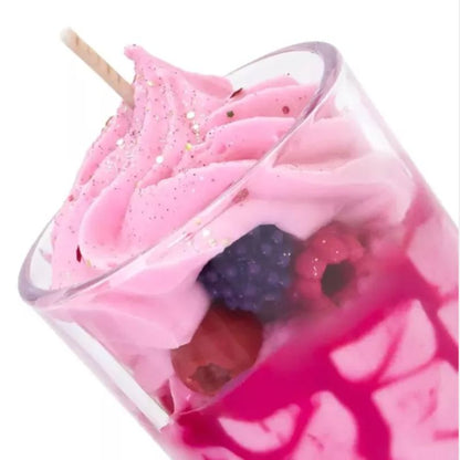 Bougie Saint Valentin Coffret Tendre Moment, la bougie aux fruits rouges en gros plan et sur fond blanc.