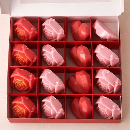 Bougie Saint Valentin Fondant Parfumé en Coffret Cadeau, la boite est ouverte et on peut voir les fondants parfumésen forme de rose et de coeur.