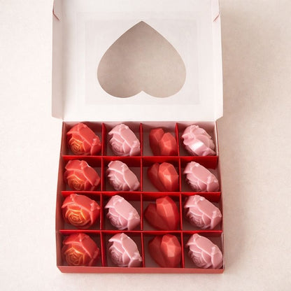 Bougie Saint Valentin Fondant Parfumé en Coffret Cadeau, la boite est ouverte et on peut decouvrir les fondants parfumés. Sur fond beige clair.