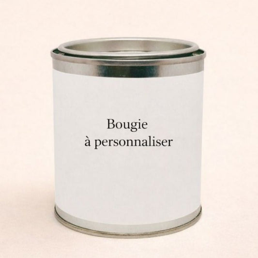 Bougie Saint Valentin à Personnaliser, le contenant est fermé et un message à personnaliser sur fond beige clair.