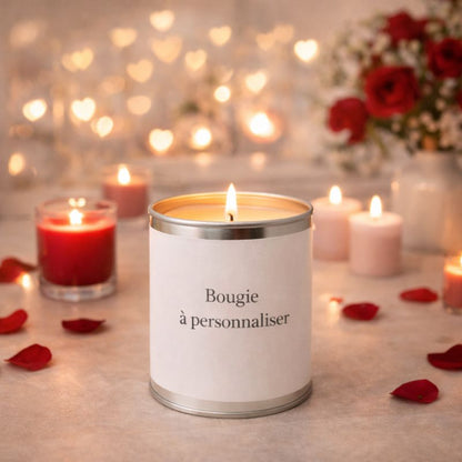 Bougie Saint Valentin à Personnaliser, la bougie est allumé et posé sur une table avec d'autres bougies et des pétales de rose rouge. Ambiance romantique.