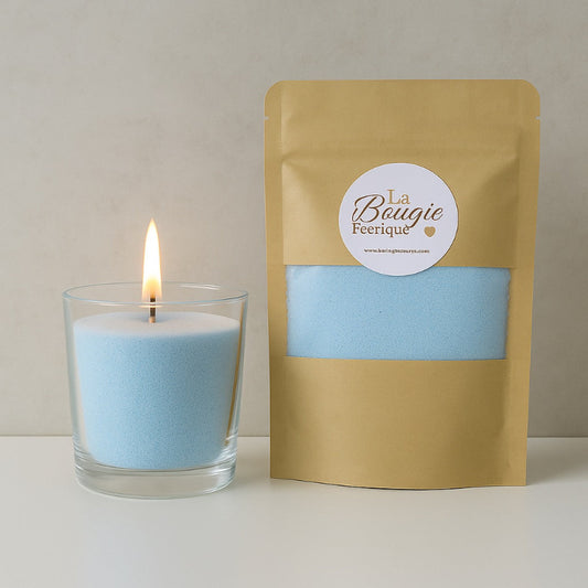 Bougies Perles de Cire Rechargeables, de couleur bleue, avec son contenant transparent où il y a de la cire perle en démonstration. Fond beige.