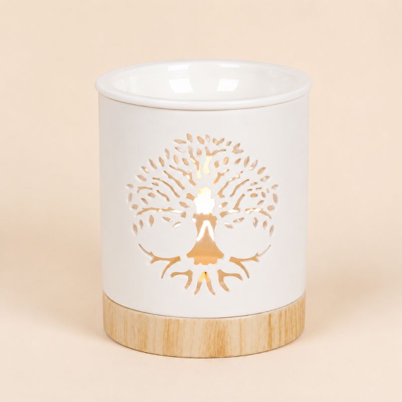 Brule Parfum Arbre De Lumière en céramique blanche avec base effet bois,  sur fond beige clair.