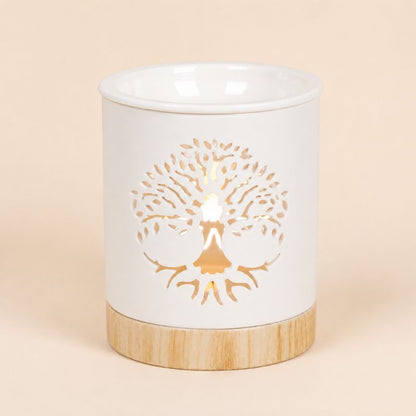 Brule Parfum Arbre De Lumière en céramique blanche avec base effet bois,  sur fond beige clair.