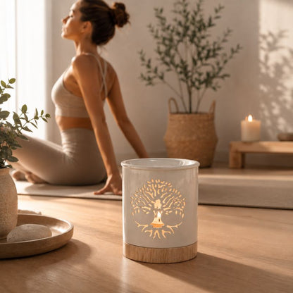 Brule Parfum Arbre De Lumière diffusant un fondant parfumé pendant une séance de yoga, créant une ambiance apaisante propice à la relaxation et au bien-être.