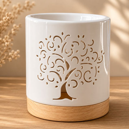 Brule Parfum Arbre de Vie Blanc en céramique avec base effet bois, présenté sur une table dans une ambiance douce et naturelle, atmosphère apaisante.