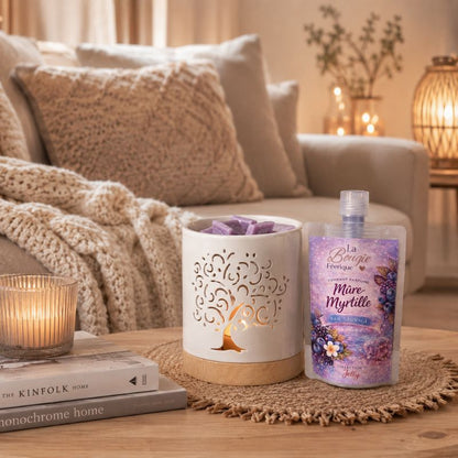 Brule Parfum Arbre de Vie Blanc accompagné d’un fondant parfumé Mûre Myrtille, présenté dans un salon cocooning avec canapé, plaid et lumière chaleureuse pour une ambiance relaxante.