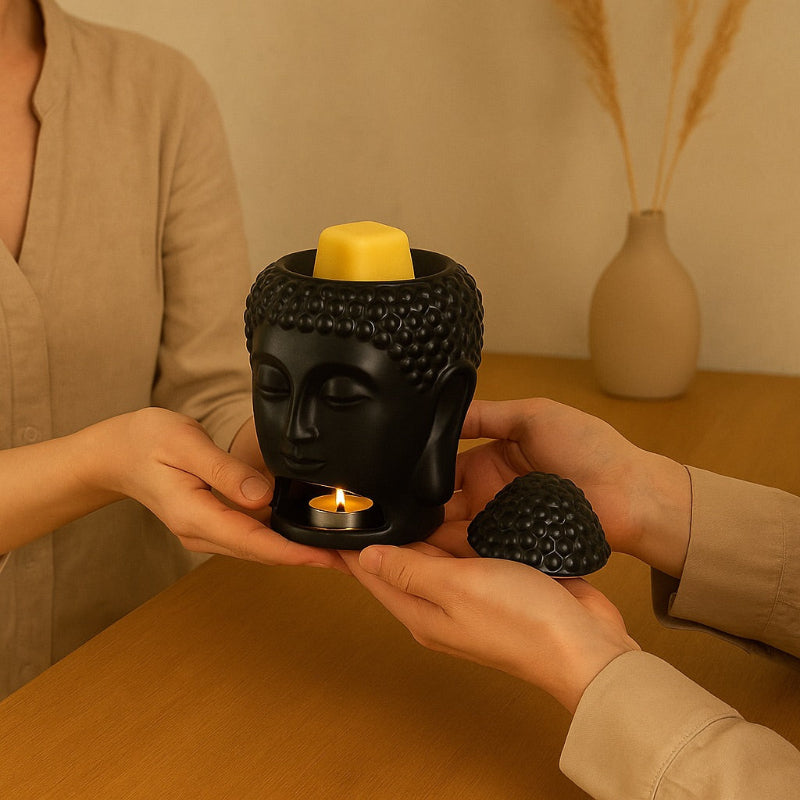 Brule Parfum Bouddha Noir Élégant, 2 personnes le tiennent dans la main pour se l'offrir. Ambiance zen.