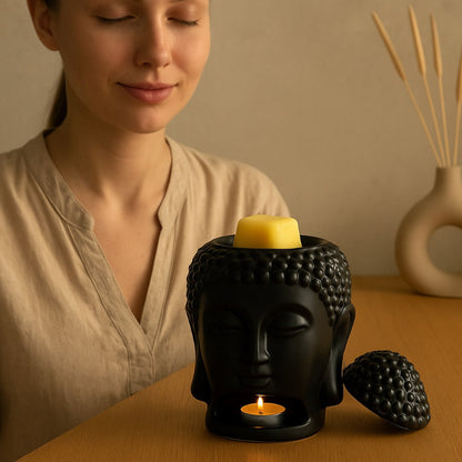 Brule Parfum Bouddha Noir Élégant, de couleur noire avec un fondant parfumé dedans, il y a un humain qui est à côté et qui apprécie l'odeur que le brule parfum diffuse. Ambiance zen.
