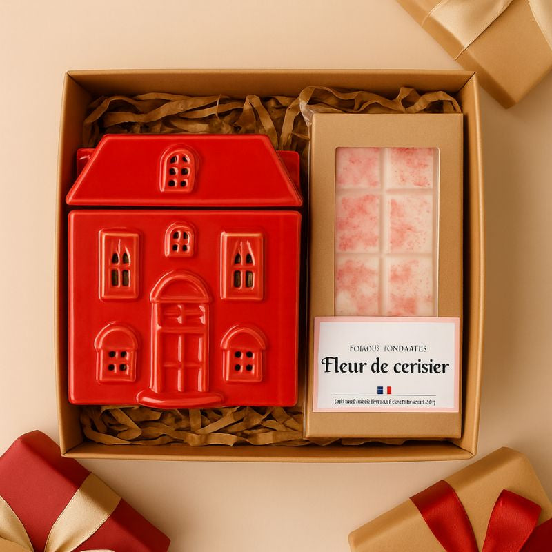 Brule Parfum Chalet Enchanté, le brûleur est dans un coffret-cadeau avec une tablette de fondant parfumé. Pour que les clients puissent se projeter.