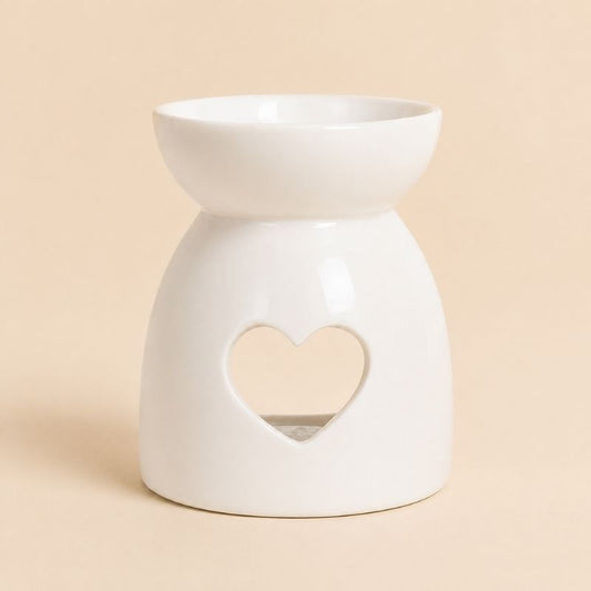 Brule Parfum Cœur Blanc en céramique blanche au design minimaliste avec découpe en forme de cœur sur fond beige clair, idéal pour fondants parfumés.