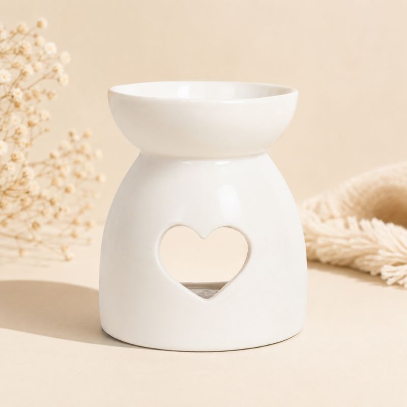 Brule Parfum Cœur Blanc en céramique blanche au design épuré sur fond beige clair, décoration minimaliste pour fondants parfumés.