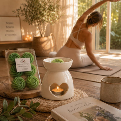 Brule Parfum Cœur Blanc avec fondant parfumé vert et bougie chauffe-plat allumée dans une ambiance bien-être, idéal pour créer une atmosphère relaxante.
