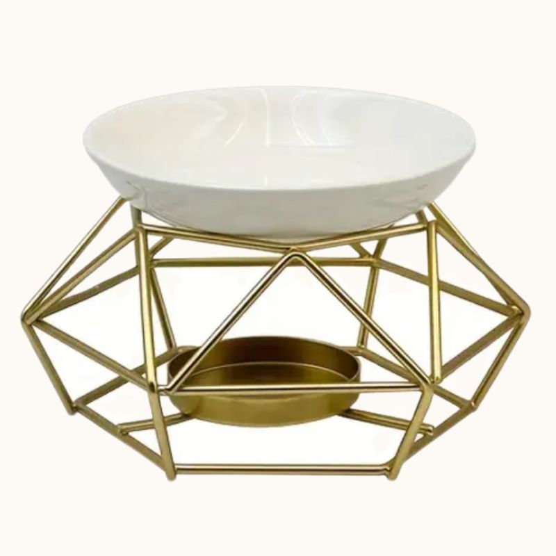 Brule Parfum Design Contemporain géométrique doré avec coupelle blanche pour fondant parfumé et sur fond beige clair.