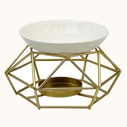 Brule Parfum Design Contemporain géométrique doré avec coupelle blanche pour fondant parfumé et sur fond beige clair.