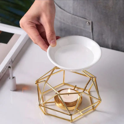 Brule Parfum Style Contemporain doré avec coupelle blanche amovible et bougie chauffe-plat pour fondant parfumé.