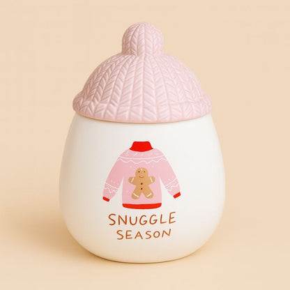 Brule Parfum Douceur Tricotée, de couleur blanc et rose avec le capuchon en effet tricoter et sur fond beige clair.