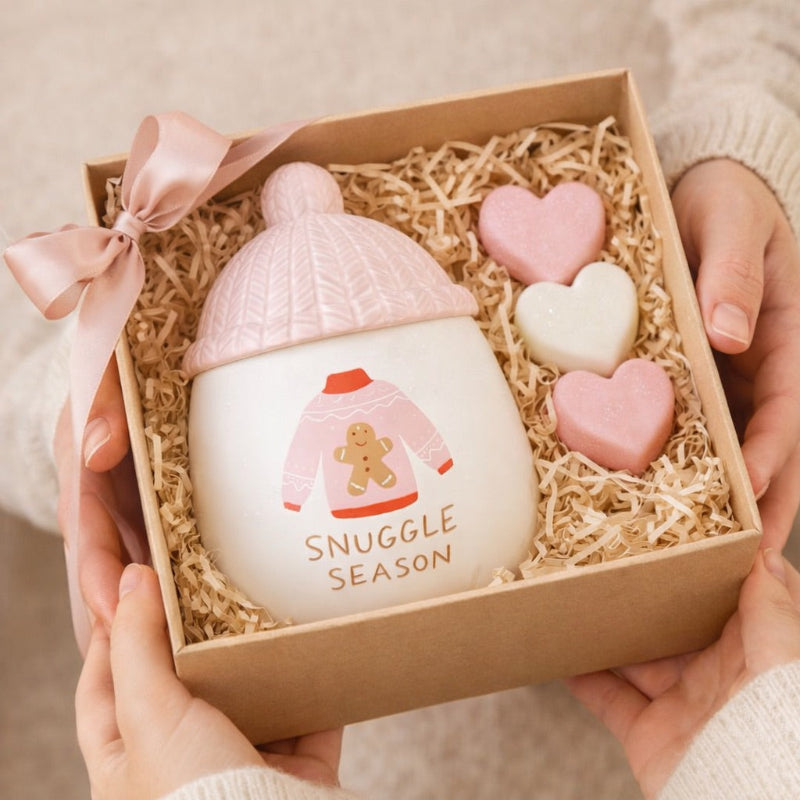 Brule Parfum Douceur Tricotée Rose, en céramique, présenté avec des fondants parfumés dans un coffret cadeau. Ambiance chaleureuse.