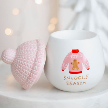 Brule Parfum Douceur Tricotée Rose, en céramique avec couvercle effet maille et inscription Snuggle Season, ambiance cocooning hivernale.