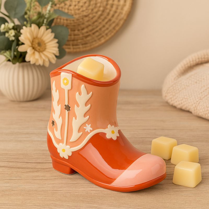 Brule Parfum Esprit Far West, avec des fondants jaune à l’intérieur du brûleur et d'autres posé à côté sur la table.