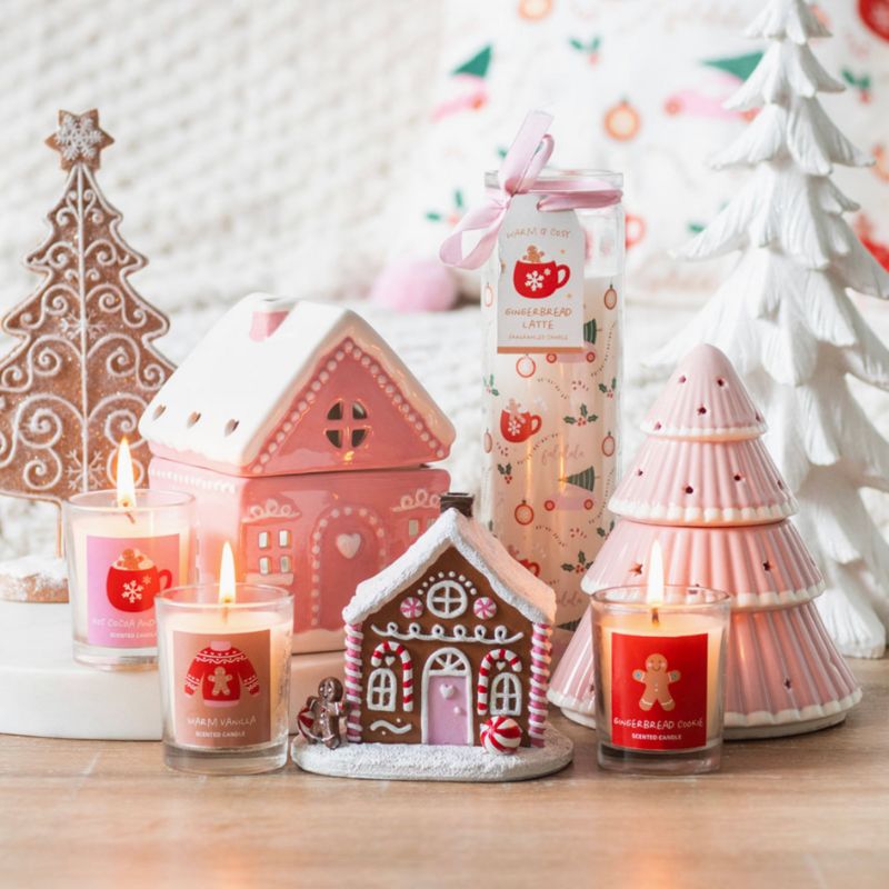 Brule Parfum Féerie Rose, mis en situation avec d'autre brûleur et des bougies de Noël. Ambiance festive.