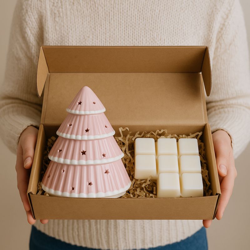 Brule Parfum Féerie Rose, disposé dans un coffret-cadeau, avec des fondants parfumés à l’intérieur.