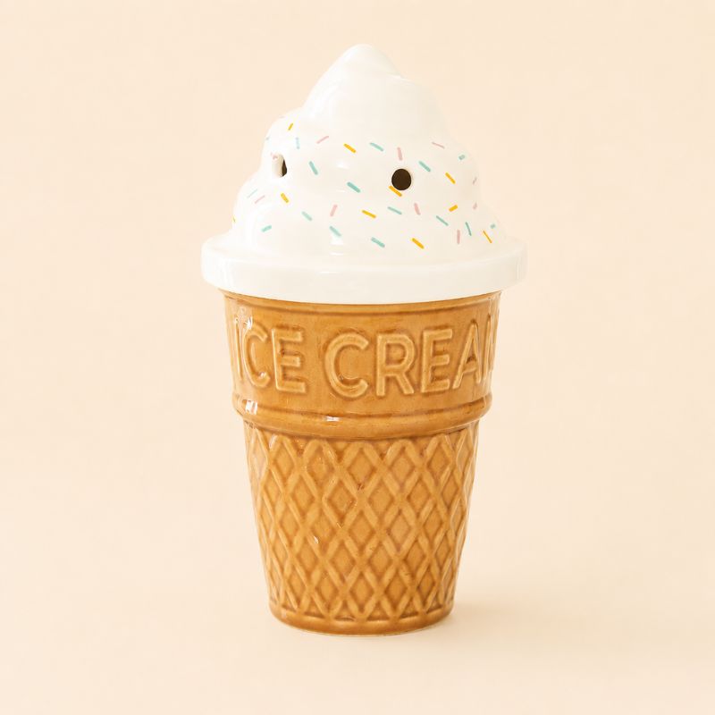 Brule Parfum Glace Italienne Gourmande en céramique, diffuseur de fondants parfumés en forme de cornet de glace avec chantilly blanche et vermicelles colorés, idéal pour une décoration gourmande et originale.