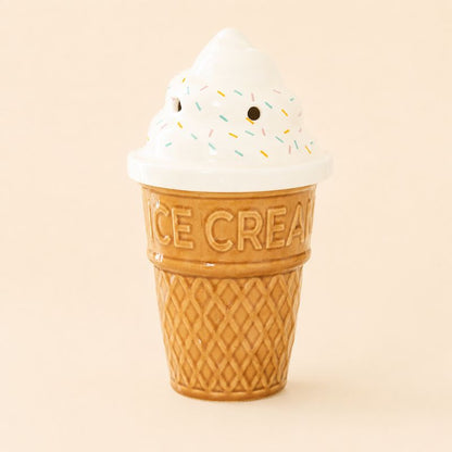 Brule Parfum Glace Italienne Gourmande en céramique, diffuseur de fondants parfumés en forme de cornet de glace avec chantilly blanche et vermicelles colorés, idéal pour une décoration gourmande et originale.