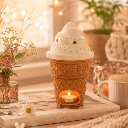 Brule Parfum Glace Italienne Gourmande avec bougie chauffe-plat dans une ambiance cocooning, décoration chaleureuse et lumineuse.