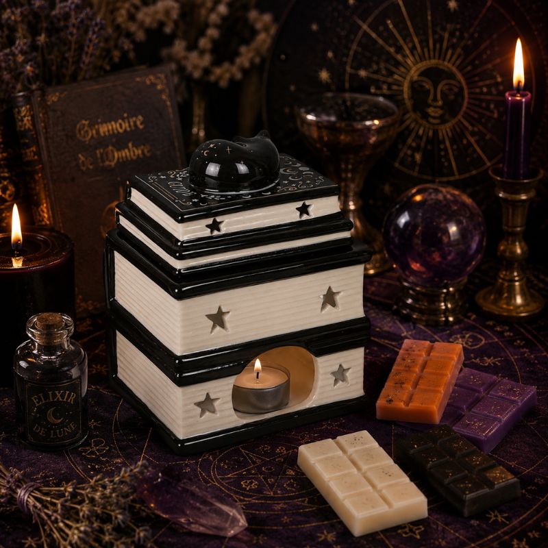 Brule Parfum Livre Magique Chat Noir avec fondants parfumés dans une décoration ésotérique élégante et chaleureuse.
