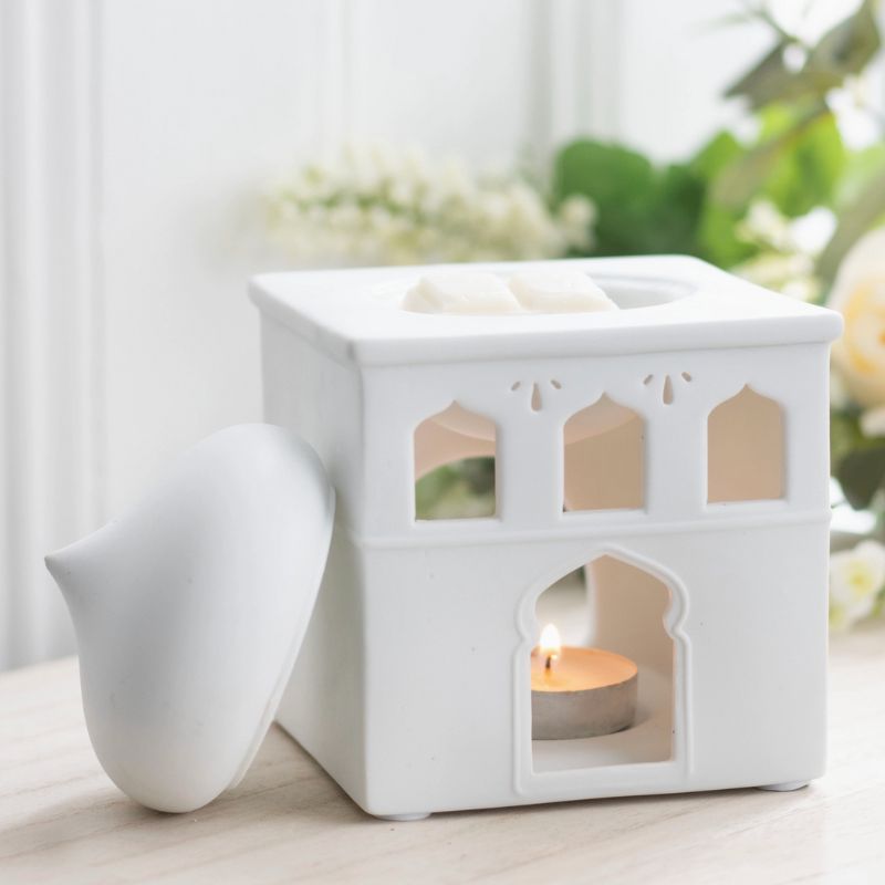 Brule Parfum Lueur d’Orient, le capot du palais est ôté pour accueillir du fondant parfumé, on peut voir aussi une bougie chauffe-plat à l’intérieur de brûleur.