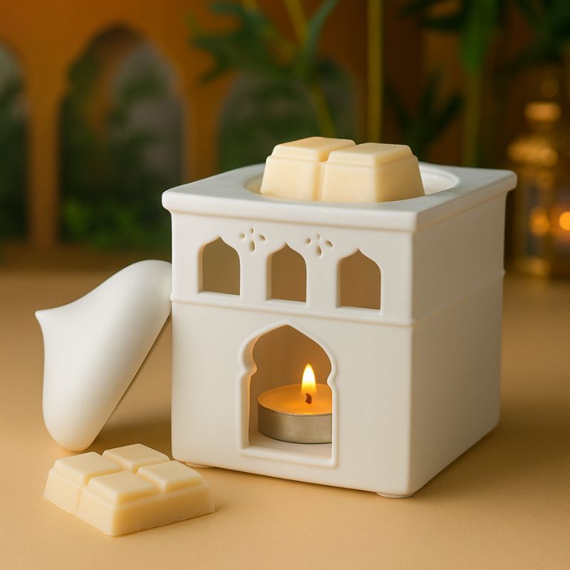 Brule Parfum Lueur d’Orient, avec du fondant à l’intérieur du brûleur, il est allumé et posé sur une table en bois. Ambiance orientale.