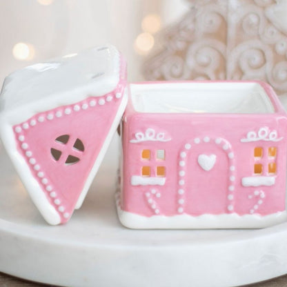 Brule Parfum Maison Pain D'Épices Rose, le toit de la maison est ouvert pour voir apparaître l'endroit où on met le fondant parfumé.