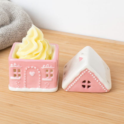 Brule Parfum Maison Pain D'Épices Rose, il y a du fondant crémeux jaune dans le brûleur. Il est posé sur une table en bois.