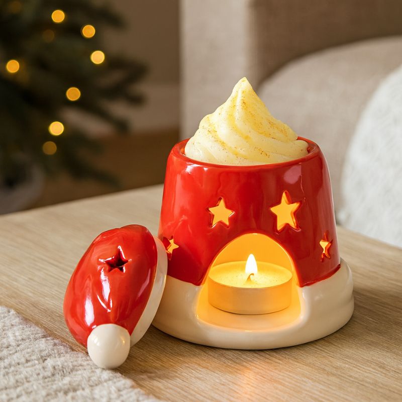 Brule Parfum Noël Rouge Magique, on voit l’arrière du brûleur et il y a du fondant parfumé dans celui-ci. Ambiance festive de Noël.
