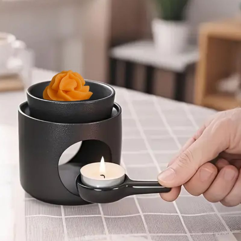 Utilisation du Brule Parfum Noir Design avec cuillère pour bougie chauffe-plat et fondant parfumé en diffusion.