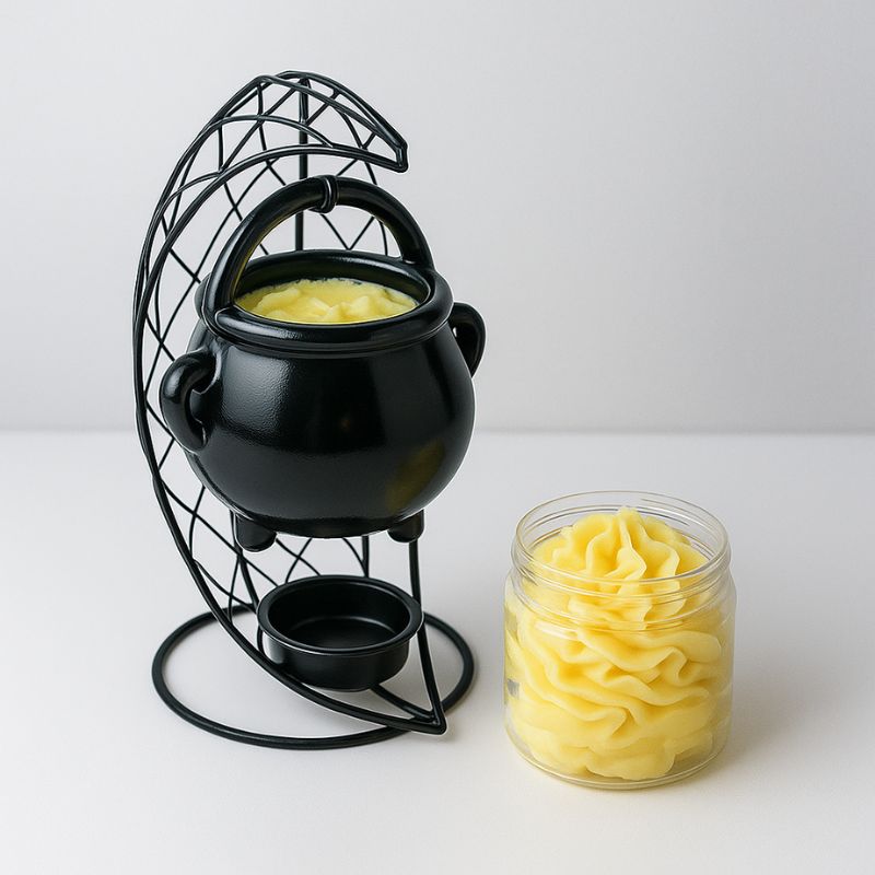 Brule Parfum Noir Rituel Mystique, il y a du fondant parfumé disposé dans le petit chaudron ainsi que le pot de fondant juste à côté du brule parfum.